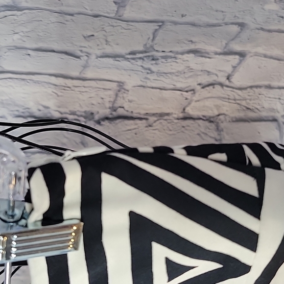 *EXPRESS DESIGN STUDIO Black and White Geometric Mini Skirt Size 6 - Picture 3 of 5